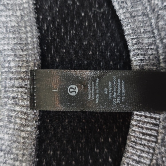 Lululemon Men's Engineered Warmth Long Sleeve in Black / White - Picture 3 of 6